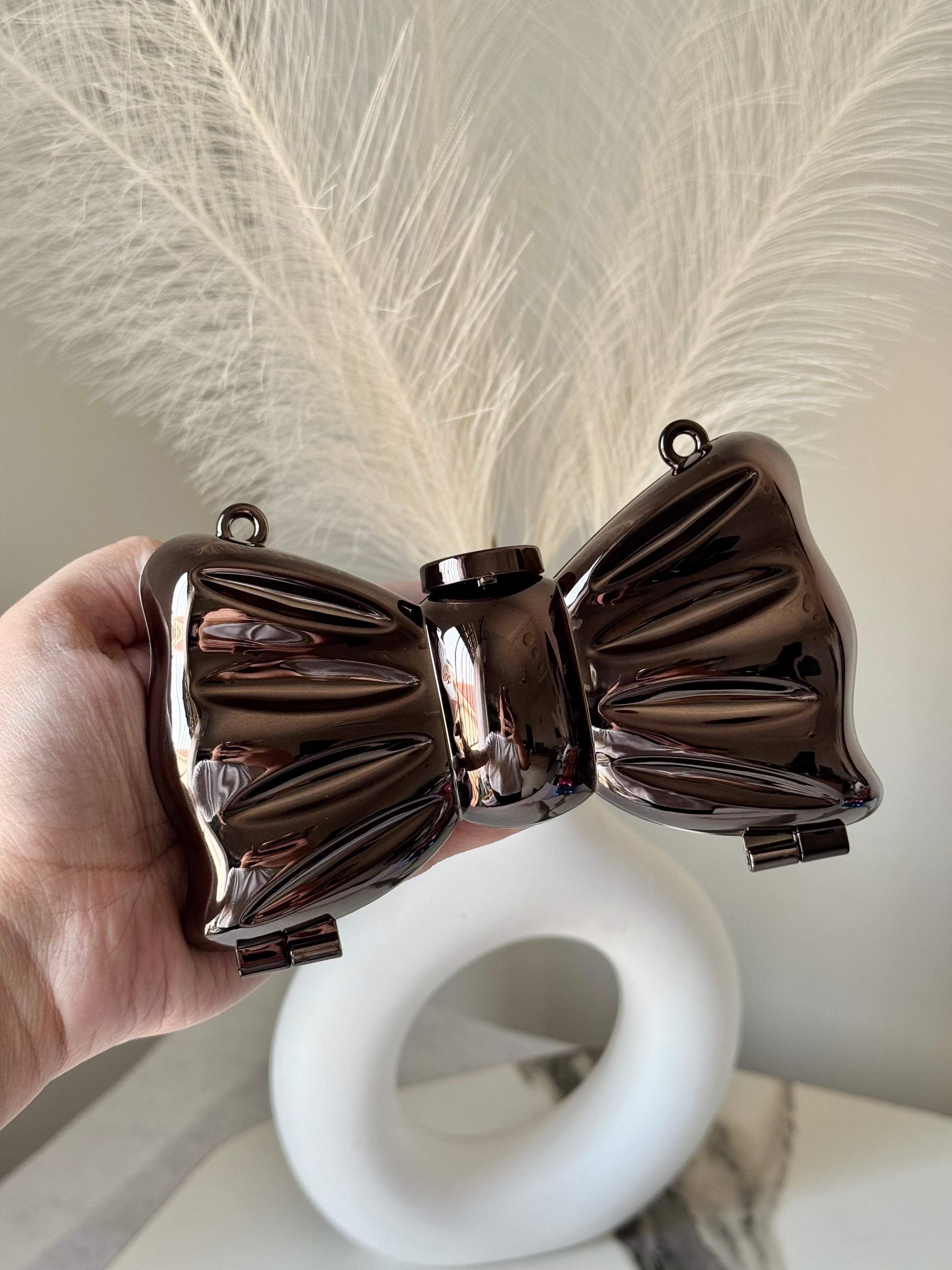 Bow Clutch - Black with Chain